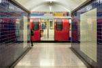 Hiše v bližini postaj podzemne železnice v Londonu so od pavidemije Covid padle za 2%