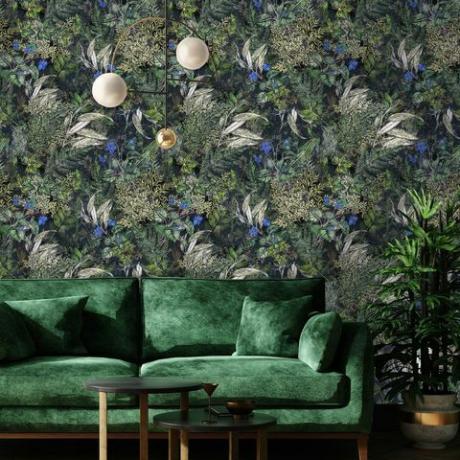 goblincore estetika, maketa notranjosti doma z zelenim kavčem, mizo in dekorjem v dnevni sobi, 3d render, tapete grove, bobo 1325