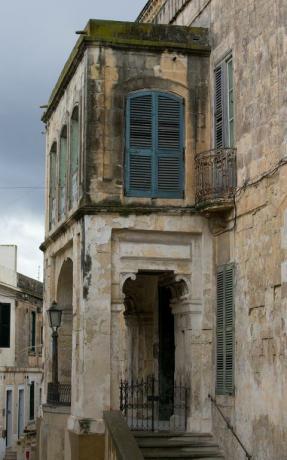 valletta, malta 26. novembra zunanjost vile gardeamangia je vidna 26. novembra 2015 v valletti, malta vila na obrobju valete in ki je propadla, je edina hiša zunaj Velike Britanije, v kateri je bival britanski monarh v kraljici, v kateri je živel lastnina, ko je bil njen mož, vojvoda edinburški, na Malti nameščen kot uslužna fotografija kraljeve mornarice, avtor Matt Cardygetty slike