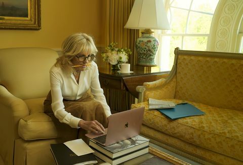 dr jill biden v reviji Vogue iz avgusta 2021, fotografirala Annie Leibovitz v Beli hiši