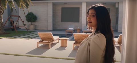 kylie jenner ima bazen sredi svojega dvorca v los angelesu, kot je razvidno iz njenega videa za 73 vprašanj za vogue