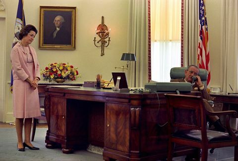 johnsonovo mizo v ovalni pisarni bele hiše