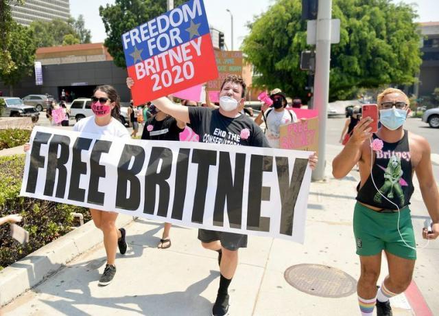 Freebritney protestira pred sodiščem v Los Angelesu med zaslišanjem pri skrbniku