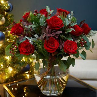 Rdeči žametni šopek vrtnic (Dostava od 1. decembra 2021)