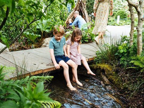 George, Louis, Charlotte pomagala Kate Middelton Design Chelsea Flower Show Garden