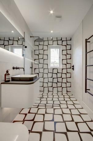 dizajnerska mokra soba, eauzone wet room panel v mat črni barvi, po meri z minimalnimi okvirji in stenskimi nosilci