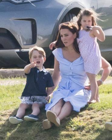 Princ George in princesa Charlotte Igrata se s Kate Middleton