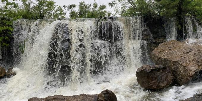 slikovit pogled na slap proti nebu, Parsons, Kansas, Združene države Amerike, ZDA