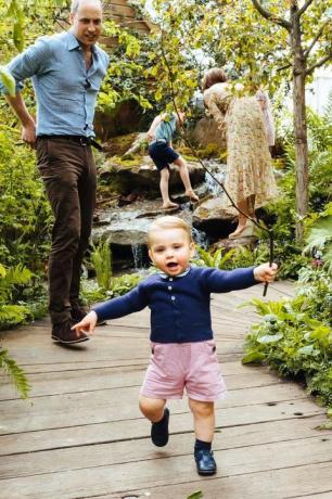 George, Louis, Charlotte pomagala Kate Middelton Design Chelsea Flower Show Garden