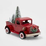 Majhen tovornjak z okrasno figuro božičnega drevesa rdeče barve