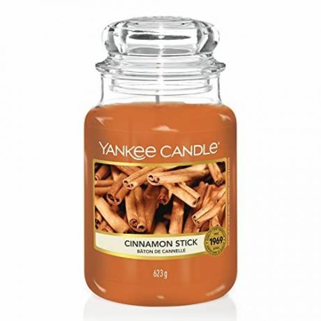 Sveča Yankee Candle v velikem kozarcu s cimetovo palčko