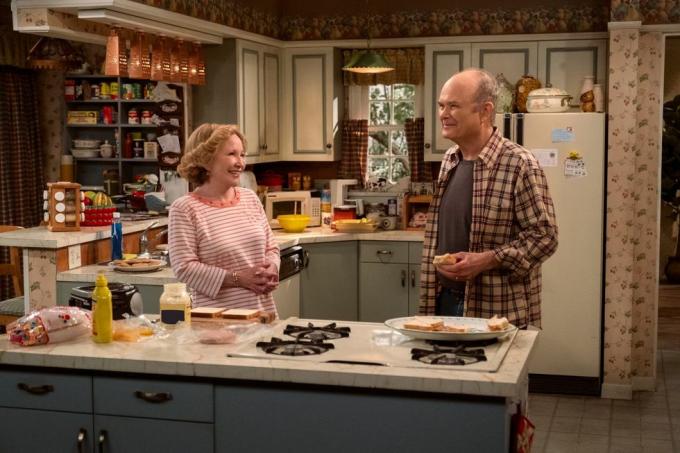 ta oddaja iz 90-ih od l do r debra jo rupp kot kitty forman, kurtwood smith kot red forman v 101. epizodi te oddaje iz 90-ih cr patrick wymorenetflix © 2022