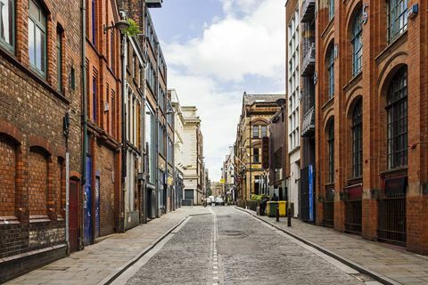 Stara ulica z opečnimi stenami v centru Liverpoola, Anglija, Velika Britanija