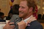 Očarjen otrok kljubuje invalidnosti, da bi objel princa Harryja