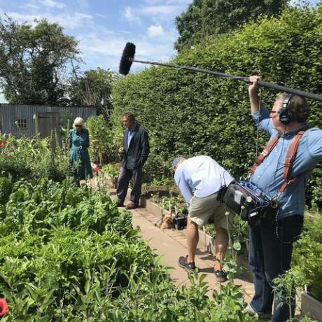 Monty Don pozdravi Camillo, hrh vojvodinjo Cornwalla, na Longmeadow, kjer deli svojo ljubezen do vrtnarjenja