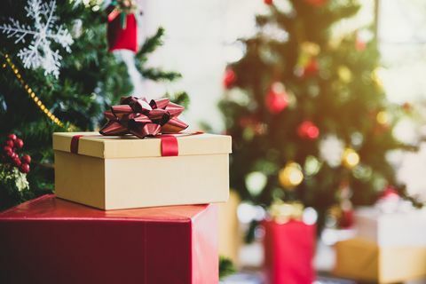 božično drevo z darili in okraski v dnevni sobi