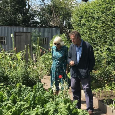 Monty Don pozdravi Camillo, hrh vojvodinjo Cornwalla, na Longmeadow, kjer deli svojo ljubezen do vrtnarjenja