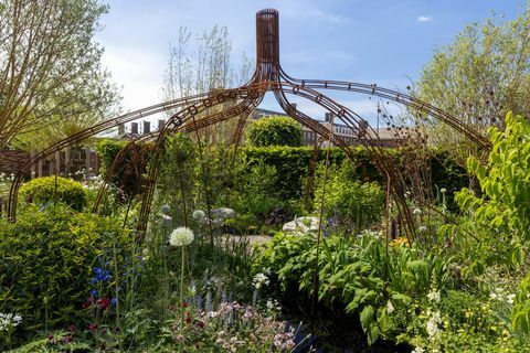 roke stran od mangrove, ki sta jih zasnovala grow2know, ki sta jih zasnovala tayshan hayden smith in danny clarke, sponzorirana s strani projekta, ki daje nazaj v podporo razstavi grow2know cic garden rhs chelsea flower show 2022