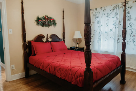 rdeča božična glavna spalnica v samem domu airbnb dallas texas