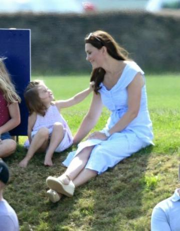 Princ George in princesa Charlotte Igrata se s Kate Middleton