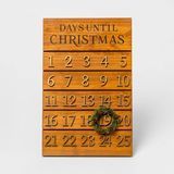 17,9 "x 11,8" leseni adventni koledar z rjavim vencem / zlatom