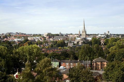 pogled na mesto Norwich v mestu Norfolk v Angliji z miške, glavne mejne stavbe, ki jih vidimo tukaj, so od leve proti desni, cerkev sv. Petra Mancrofta, mestna hiša v Norwichu, katedrala v Norwichu in rimskokatoliška katedrala v Norwichu videl