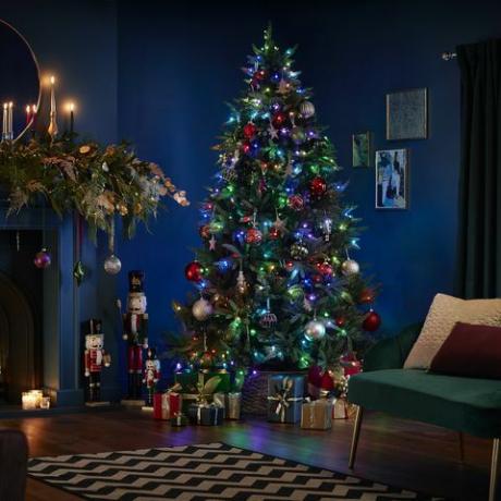 homebase prodaja 600 £ daljinsko vodeno glasbeno vnaprej prižgano božično drevo