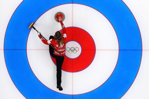 rachel homan iz ekipe Kanade tekmuje z ekipo Italije med krogom kroga mešanih dvojic v curlingu 3. dan