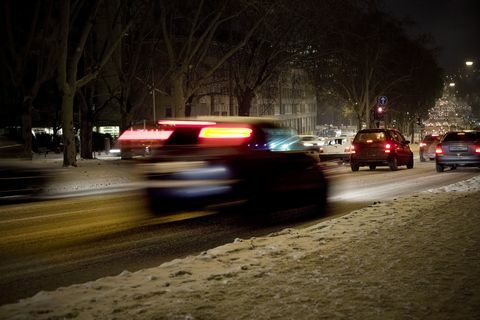 Ponoči je sneg zakrival ulico, promet - zamegljeno gibanje