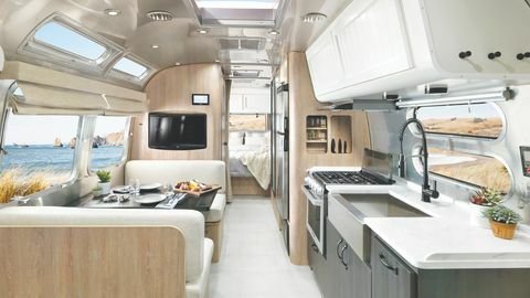 airstream x lončarska hlevska prikolica