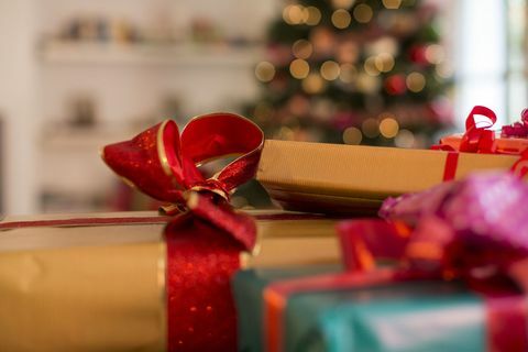 Zaprite tri božična darila s trakovi