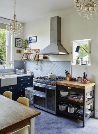 mornarsko modra in bela kuhinja z lestencem