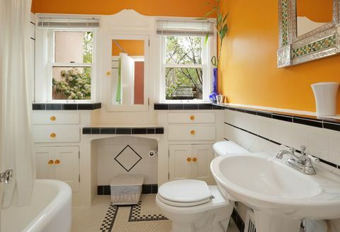 Svetlo oranžna in bela barvita moderna kopalnica