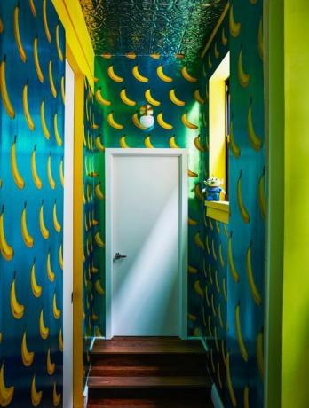 hodnik z modrimi in rumenimi banana tapetami