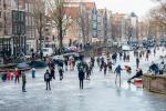 Drsalci po ledu drsijo po Amsterdamskih zamrznjenih kanalih med velikim zamrzovanjem Evrope