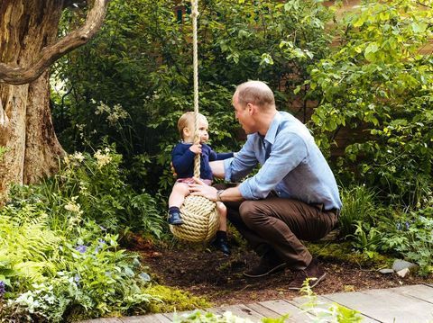 George, Louis, Charlotte pomagala Kate Middelton Design Chelsea Flower Show Garden