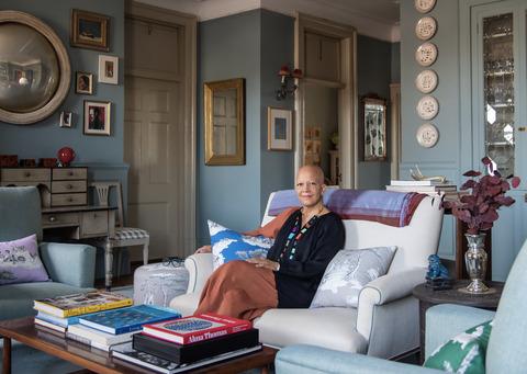 Sheila Bridges, ki sedi v dnevni sobi z blazinami na njenem harlem toile de jouy