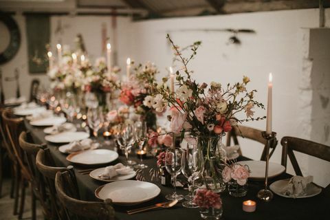 Poročne mize s cvetjem