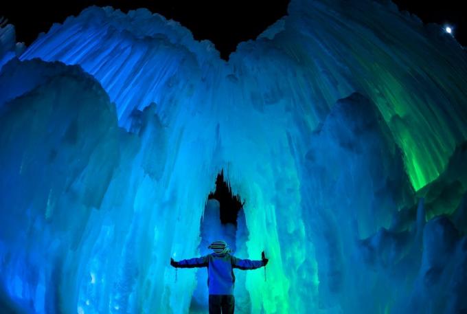 oseba, ki stoji v veliki ledeni jami