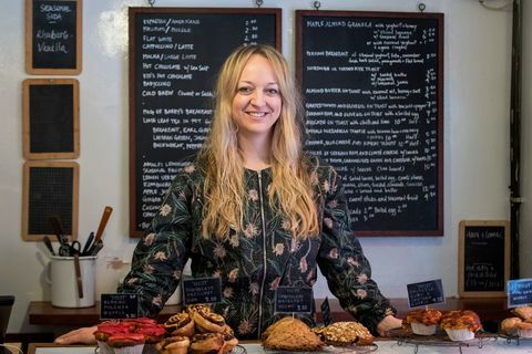Baker Claire Ptak pozira v svoji pekarni Violet v vzhodnem Londonu.
