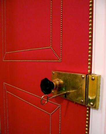 rdeča oblazinjena vrata