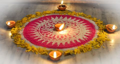 Diyas okrašena na Rangoli med Diwali