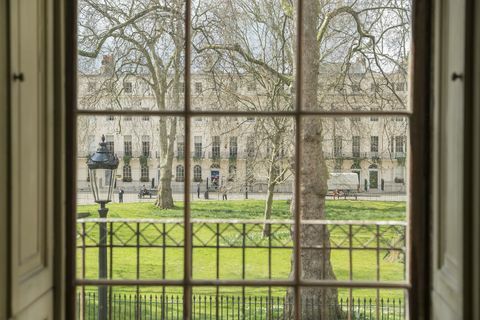 Fitzroy Square 1 - Marylebone - Fantomska nit - Daniel Day Lewis - okna - Knight Frank