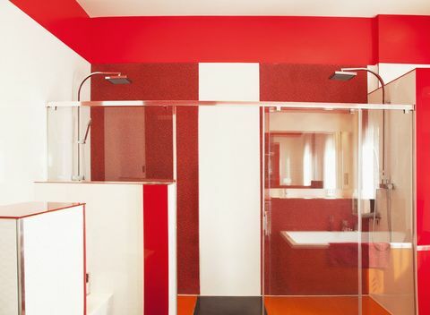 Rdeča in bela luksuzna moderna kopalnica