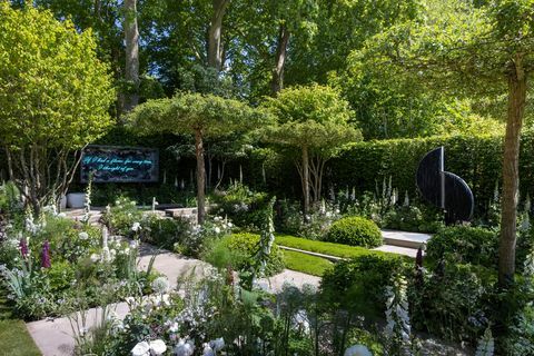 vrt trajnic 'z ljubeznijo', ki ga je zasnoval richard miers, sponzoriran s perennial – razstava za pomoč ljudem v hortikulturi vrt rhs chelsea flower show 2022