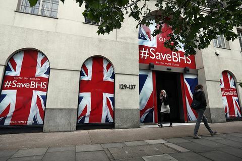 Ljudje hodijo mimo sedeža British Home Stores 2. junija 2016 v Londonu v Angliji. Ponudba za reševanje za BHS ni uspela postaviti 88 let starega podjetja in njegovih 11.000 zaposlenih ogrožena potem, ko so skrbniki zaključili iskanje potencialnih kupcev za hudo visoko ulico veriga.