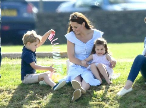 Princ George in princesa Charlotte Igrata se s Kate Middleton