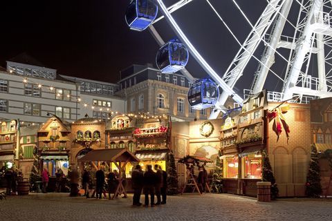 Božična tržnica in železno kolo v starem mestnem jedru Düsseldorfa.