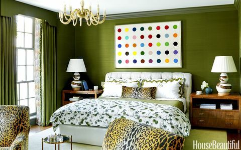 <p> Svileni sten Donghia v spalnici glavne spalnice je sidrišče in stoli Damien Hirst v Scalamandréjevem Leopardu. </p>