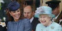 Kraljica Elizabeta v 43 letih prvič krši kraljevski kodeks oblačenja